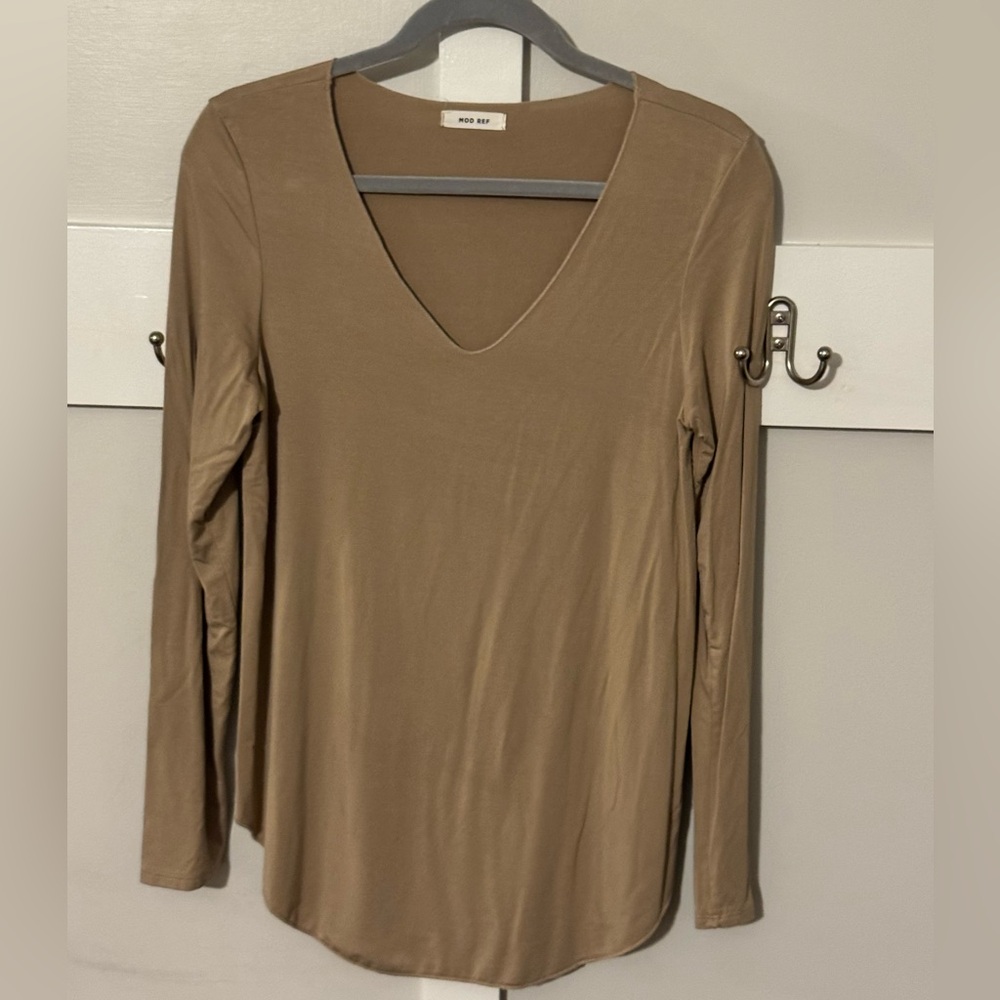 Mod Ref V-Neck Long Sleeve Top in Tan